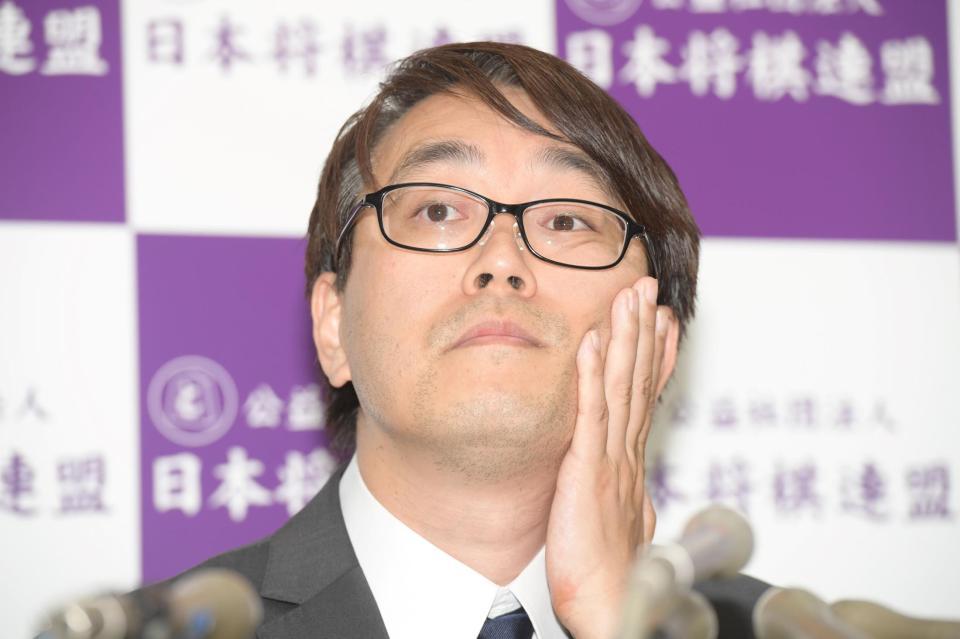 会見で記者の質問に答える羽生善治九段＝東京・将棋会館