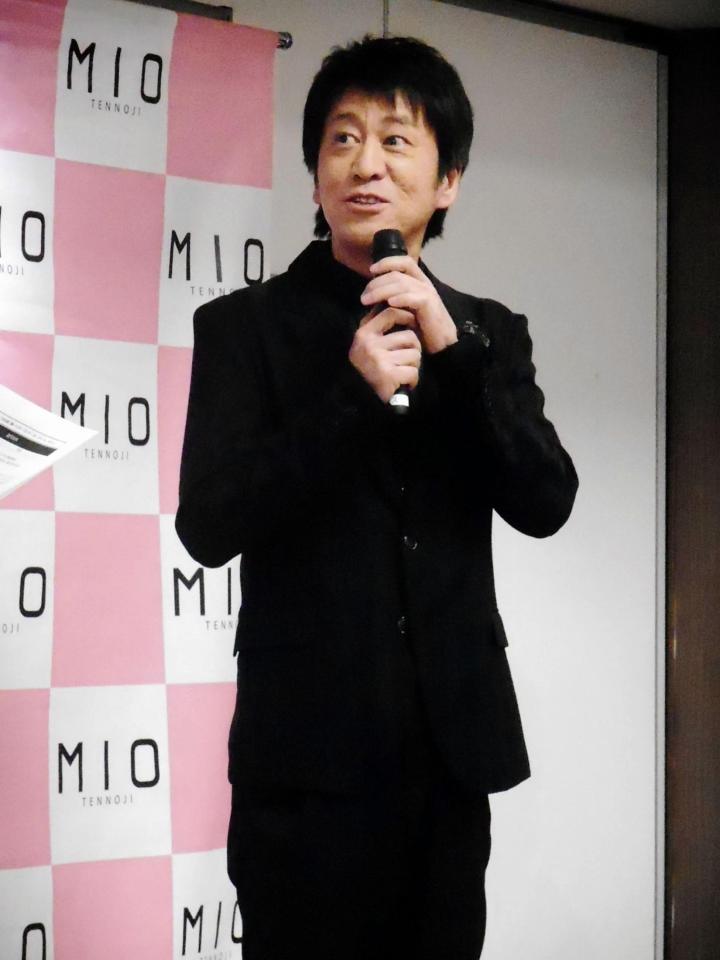 著書「黒いマヨネーズ」のヒット記念イベントを行ったブラックマヨネーズ・吉田敬＝大阪市内