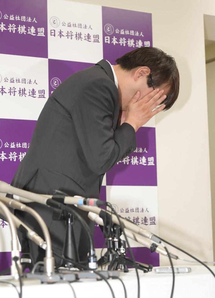 祝福の拍手を受け恥ずかしがる羽生善治九段＝東京・将棋会館