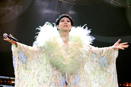 　メモリアルステージからファン２０００人に歌声を届けた美川憲一＝東京・中野サンプラザ　