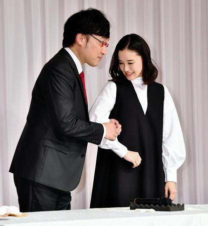 腕組みのリクエストで南海キャンディーズ・山里亮太（左）に腕を出す蒼井優＝ヒルトン東京（撮影・西岡正）