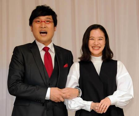 入籍発表会見を行い記念撮影をする山里亮太（左）と蒼井優＝東京・西新宿（撮影・堀内翔）