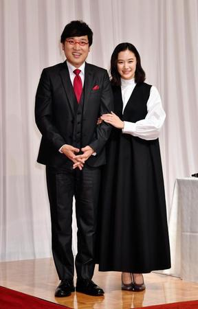 寄り添って腕を組む南海キャンディーズ・山里亮太（左）と蒼井優＝都内（撮影・西岡正）