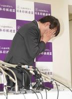 　祝福の拍手を受け恥ずかしがる羽生九段＝東京・将棋会館　