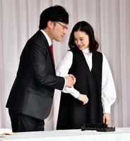 腕組みのリクエストで南海キャンディーズ・山里亮太（左）に腕を出す蒼井優＝ヒルトン東京（撮影・西岡正）