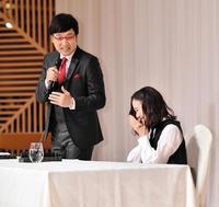 山里亮太（左）のあいさつに笑い出す蒼井優＝都内（撮影・西岡正）