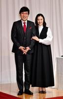 寄り添って腕を組む南海キャンディーズ・山里亮太（左）と蒼井優＝都内（撮影・西岡正）