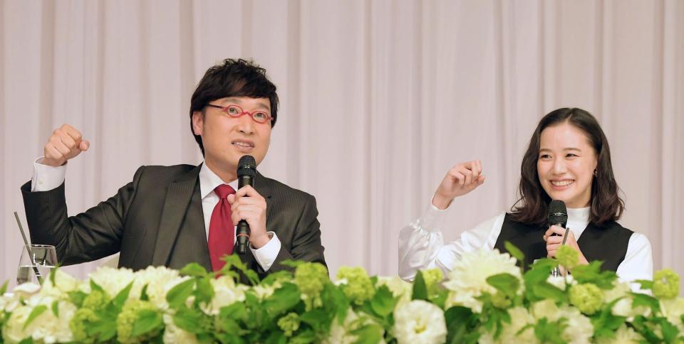 入籍発表会見を行う山里亮太（左）と蒼井優＝東京・西新宿（撮影・堀内翔）