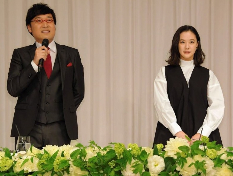 入籍発表会見を行う山里亮太（左）と蒼井優＝東京・西新宿（撮影・堀内翔）