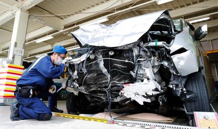 　多重事故を起こした車両の実況見分を行う福岡県警の捜査員＝福岡・早良署