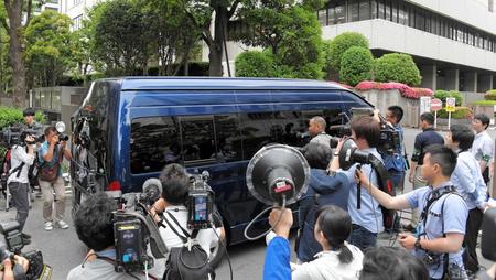 　東京地裁に入るピエール瀧被告を乗せたと思われる車両を取り囲む報道陣