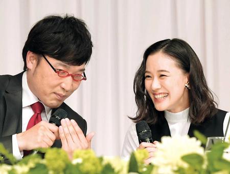　入籍発表会見を行う山里亮太（左）と蒼井優