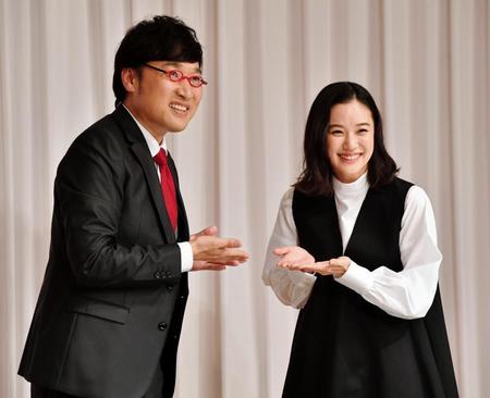 お互いを紹介するポーズをとる南海キャンディーズ・山里亮太（左）と蒼井優＝都内（撮影・西岡正）