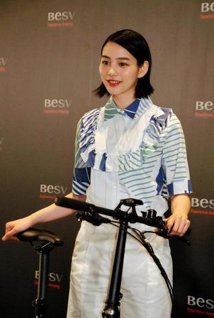 電動バイクをアピールしたのん＝東京・代官山Ｔ-ＳＩＴＥ
