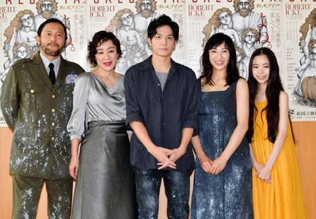 舞台「オレステイア」に出演する（左から）横田栄司、神野三鈴、生田斗真、音月桂、趣里＝東京都渋谷区の新国立劇場（撮影・出月俊成）