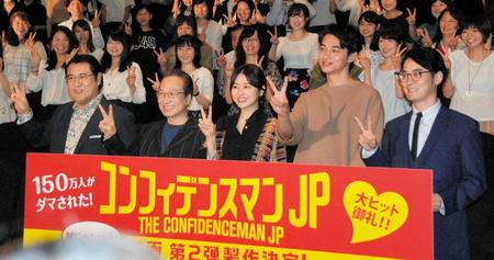 続編決定をアピールした（左から）小手伸也、小日向文世、長澤まさみ、東出昌大、田中亮監督＝東京・ＴＯＨＯシネマズ日比谷