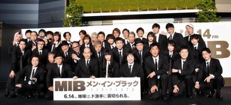 映画「メン・イン・ブラック：インターナショナル」のイベントに登場した吉本坂46のメンバー＝東京・歌舞伎町シネシティ広場