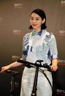 電動バイクをアピールしたのん＝東京・代官山Ｔ-ＳＩＴＥ