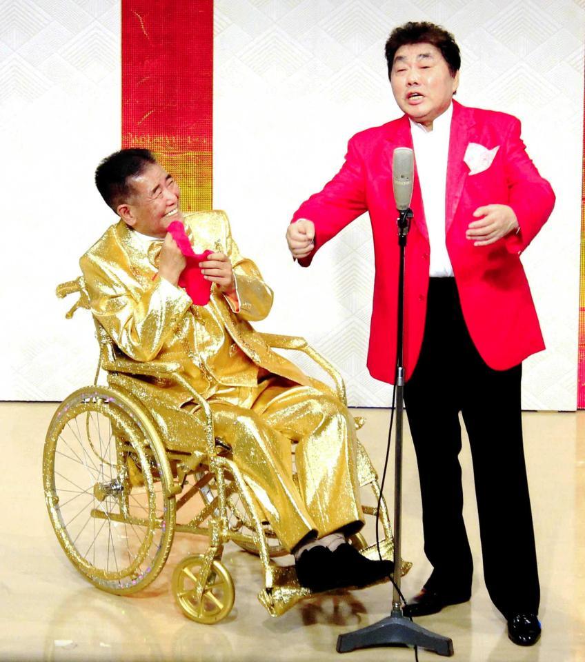 　“純金車椅子”でコンビ漫才を再開した横山たかしさん（左）と相方のひろし＝２０１５年３月、大阪・道頓堀角座