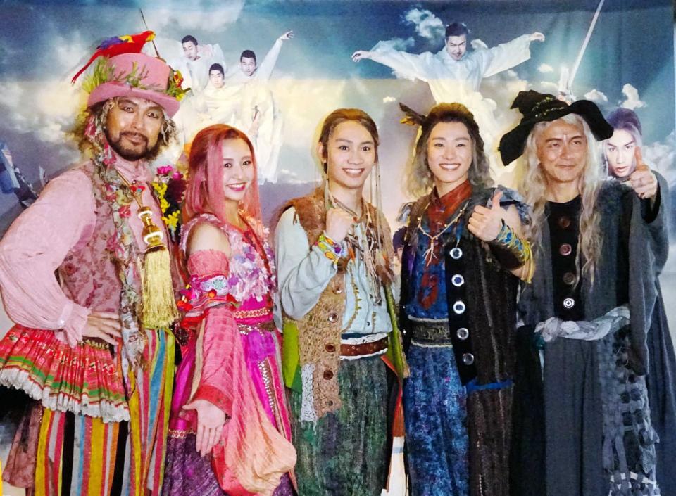 　囲み取材に応じた（左から）大澄賢也、浜崎香帆、藤原丈一郎、大橋和也、ダイアモンド☆ユカイ＝東京・日本青年館