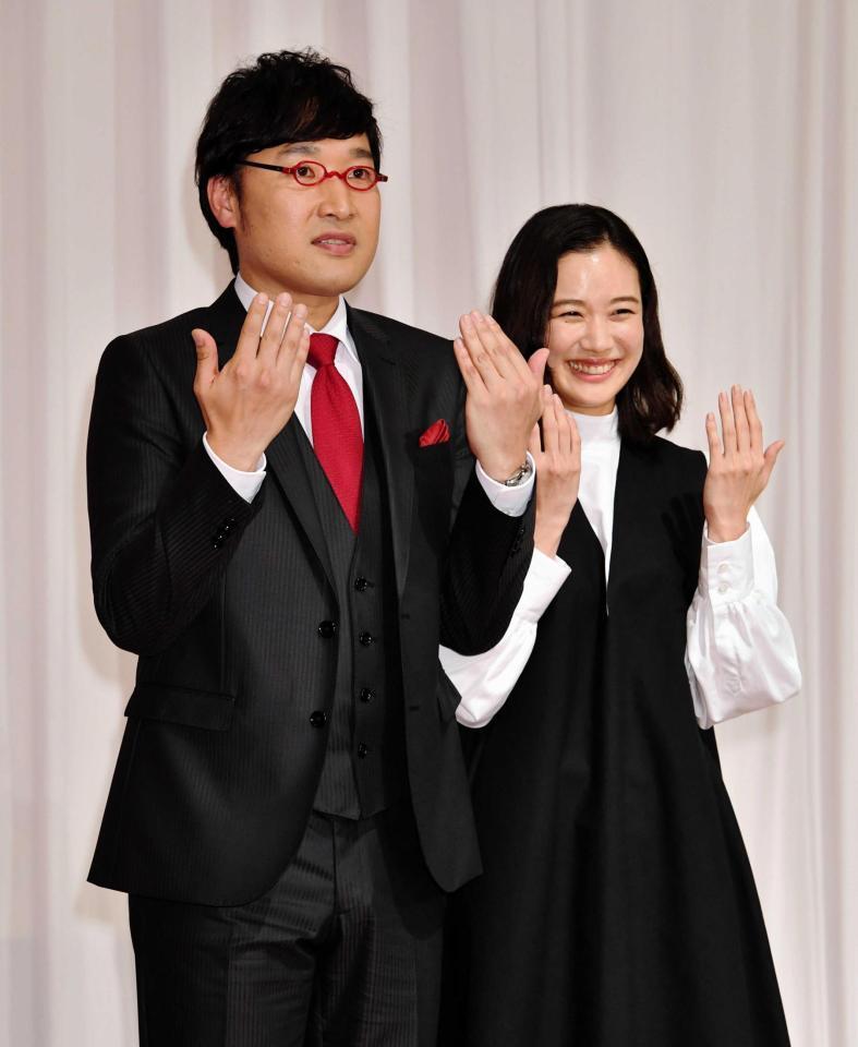 　結婚指輪が無いのでポーズだけの南海キャンディーズ・山里亮太（左）と蒼井優＝都内（撮影・堀内翔）