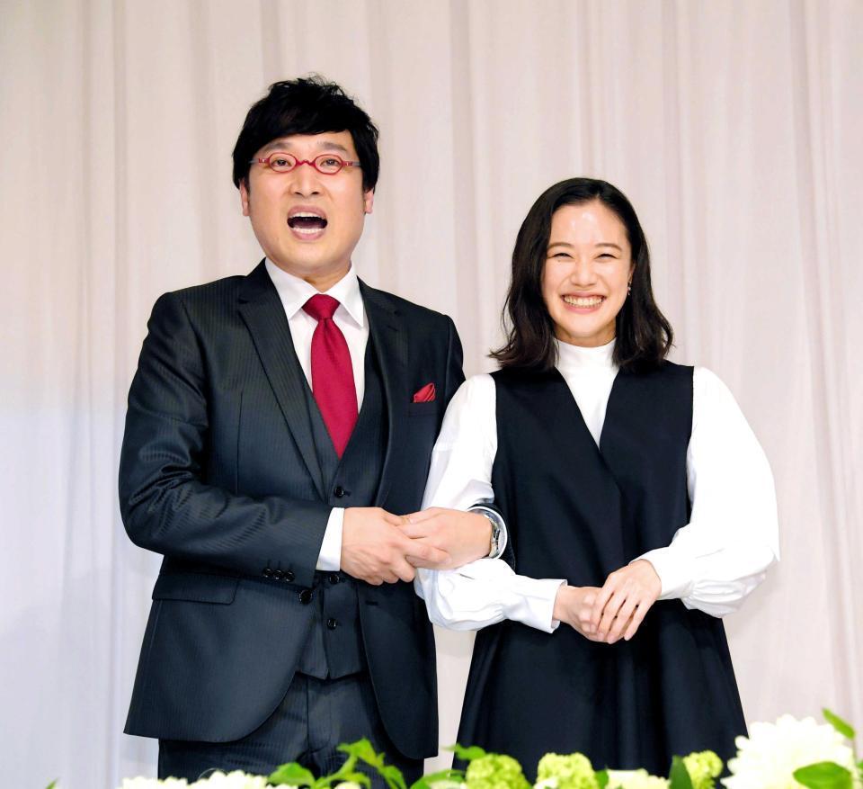 　寄り添って腕を組む南海キャンディーズ・山里亮太（左）と蒼井優＝都内（撮影・西岡正）