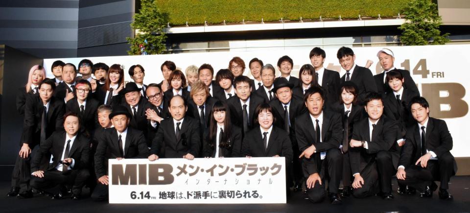 映画「メン・イン・ブラック：インターナショナル」のイベントに登場した吉本坂46のメンバー＝東京・歌舞伎町シネシティ広場