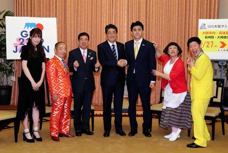 　安倍晋三首相（左から４人目）を訪問した（左から）ＮＭＢ４８・吉田朱里、池乃めだか、西川きよし、ビスケッティ・佐竹正史、すっちー、吉田裕＝首相官邸