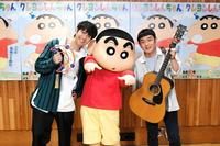 　アニメ「クレヨンしんちゃん」に本人役で出演したゆずの北川悠仁（左）と岩沢厚治（右）、スタジオに駆けつけた主人公のしんちゃん　