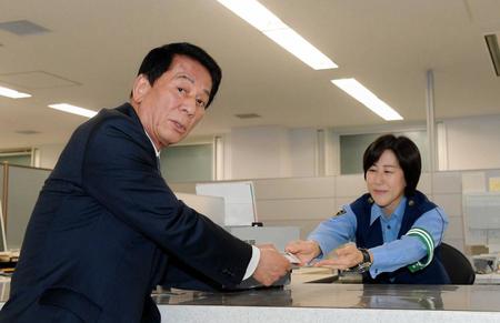 　運転免許証を自主返納する杉良太郎（左）＝東京都品川区の鮫洲運転免許試験場（撮影・中田匡峻）