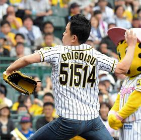 ダイアン・津田が甲子園で始球式　ゴイゴイスーポーズも決める