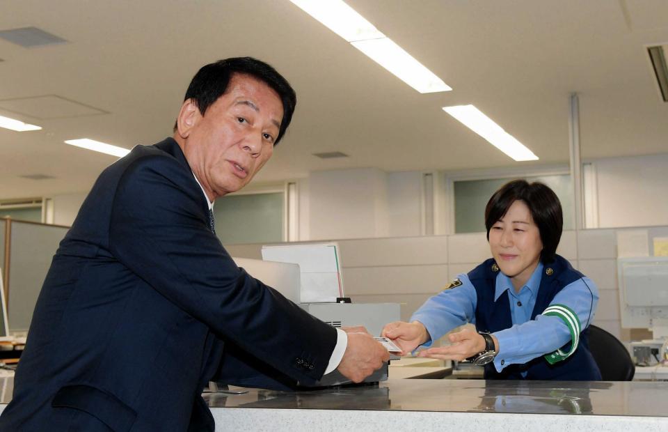 　運転免許証を自主返納する杉良太郎（左）＝東京都品川区の鮫洲運転免許試験場（撮影・中田匡峻）