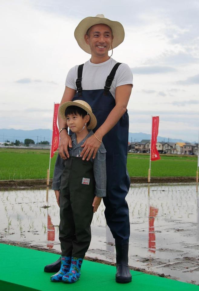 新潟米「新之助」の田植えを行った市川海老蔵（右）と勸玄くん＝新潟市内