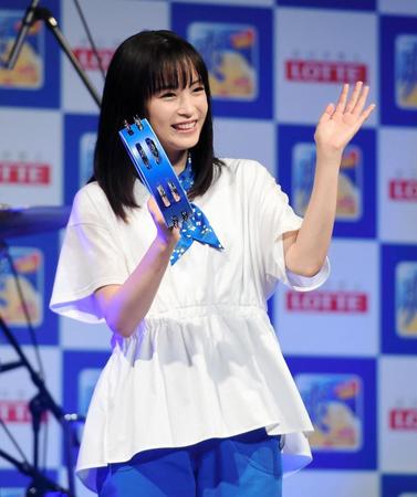 新ＣＭ楽曲の生演奏にタンバリンを手に参加する広瀬すず＝東京・スパイラルホール（撮影・開出牧）