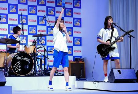 新ＣＭ楽曲の生演奏に参加する広瀬すず（中央）。右はＳＨＩＳＨＡＭＯの宮崎朝子、左はＳＨＩＳＨＡＭＯの吉川美冴貴＝東京・スパイラルホール（撮影・開出牧）