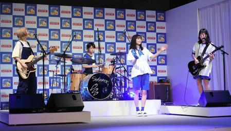 新ＣＭ楽曲の生演奏にタンバリンを手に参加する広瀬すず（中央）。右端からＳＨＩＳＨＡＭＯの宮崎朝子、吉川美冴貴、松岡彩＝東京・スパイラルホール（撮影・開出牧）