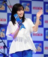 新ＣＭ楽曲の生演奏にタンバリンを手に参加する広瀬すず＝東京・スパイラルホール（撮影・開出牧）