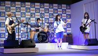 新ＣＭ楽曲の生演奏にタンバリンを手に参加する広瀬すず（中央）。右端からＳＨＩＳＨＡＭＯの宮崎朝子、吉川美冴貴、松岡彩＝東京・スパイラルホール（撮影・開出牧）