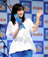 　新ＣＭ楽曲の生演奏にタンバリンを持って参加する広瀬すず（撮影・開出牧）　