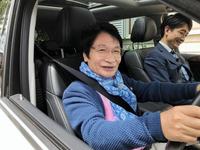 免許返納を前に写真撮影のため愛車に乗り込んだ尾木直樹氏（Ｃ）ＴＢＳ