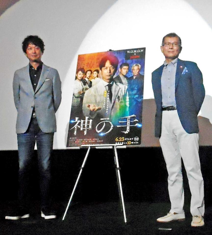 　イベントに参加した椎名桔平（左）と原作の久坂部羊氏＝大阪市内　