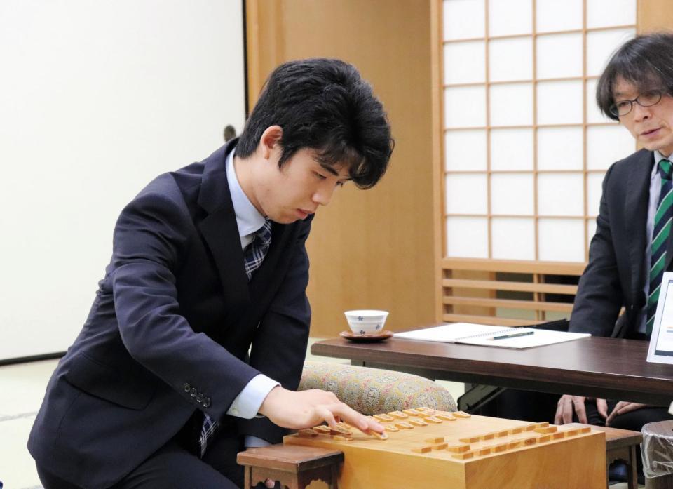 　東和男八段との対局に臨む藤井聡太七段＝関西将棋会館