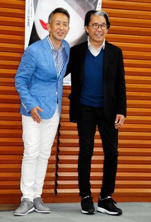 　術後の経過を報告した宮本亜門氏（左）と舞台の衣装を手掛ける高田賢三氏＝東京文化会館