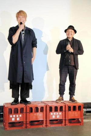 ステージ代わりの一升瓶ケースに立ってあいさつする香取慎吾（左）と白石和彌監督＝宮城・塩釜水産物仲卸市場