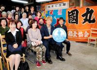 大漁旗が飾られた市場内での上映会に登場した香取慎吾（中央左）と白石和彌監督（同右）＝宮城・塩釜水産物仲卸市場