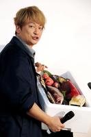 大量の鮮魚を贈られた香取慎吾＝宮城・塩釜水産物仲卸市場