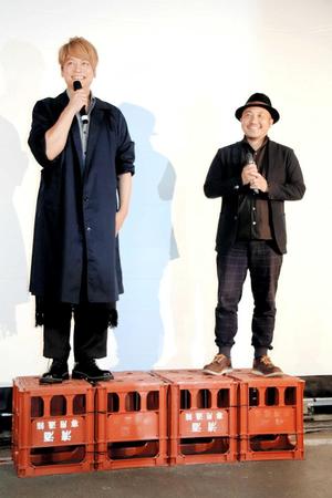 ステージ代わりの一升瓶ケースに立ってあいさつする香取慎吾（左）と白石和彌監督＝宮城・塩釜水産物仲卸市場　