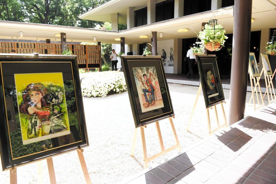 モンキー・パンチさんを偲ぶ会の会場に並べられたモンキー・パンチさんの作品＝東京・青山葬儀所（撮影・開出牧）
