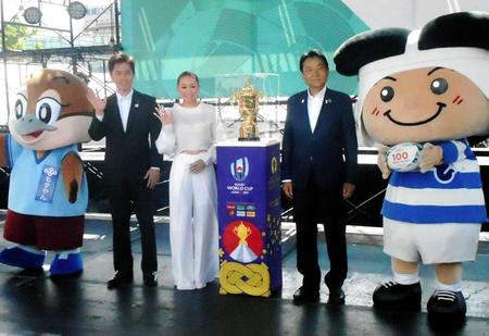 　「ラグビーＷ杯２０１９」１００日前イベントに参加した（左から）吉村洋文大阪府知事、倖田來未、野田義和東大阪市長