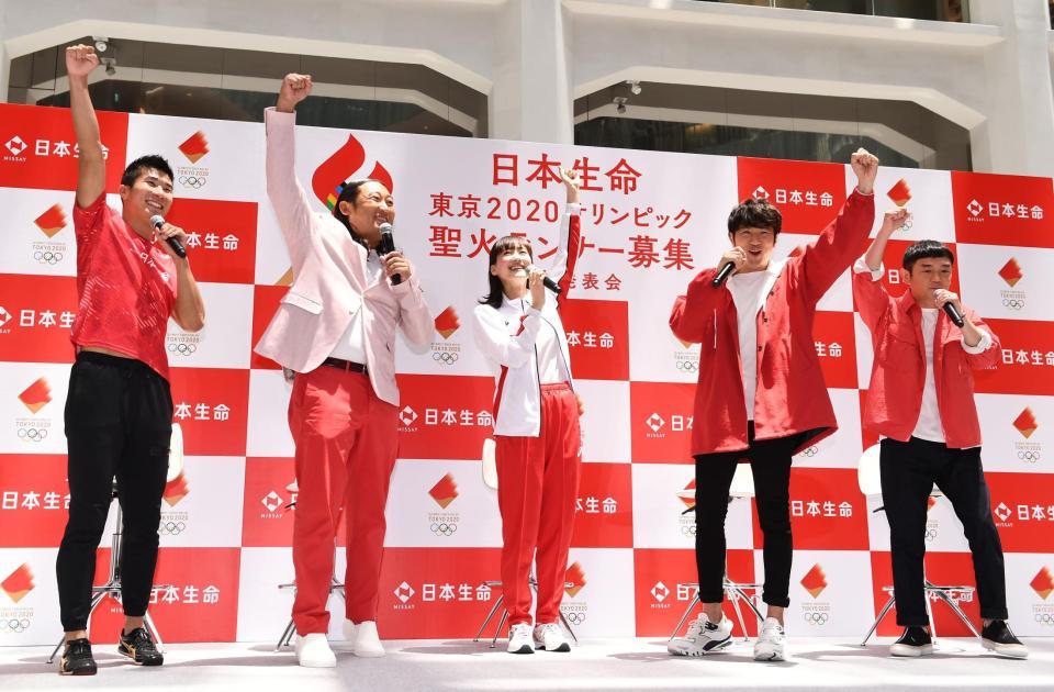 雄たけびを挙げる（左から）桐生祥秀、ロバートの秋山竜次、綾瀬はるか、ゆずの北川悠仁、岩沢厚治＝ＫＩＴＴＥアトリウム（撮影・園田高夫）